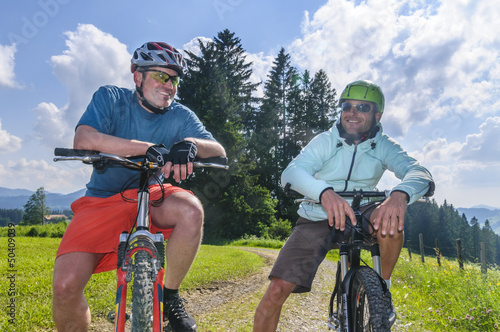 Photo: fröhliche Radsportler fröhliche Radsportler