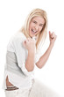 Selbstsicheres junges Mädchen mit blonden Haaren