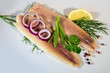 Forelle mit Zwiebeln Kräutern und Zitrone