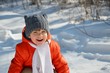 Foto: mała dziewczynka spaceruje zima po lesie mała dziewczynka spaceruje zima po lesie