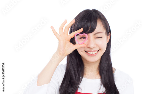 Photo: ハート型を持った女性 ハート型を持った女性