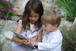 Foto: enfants se servant d'une tablette tactile enfants se servant d'une tablette tactile