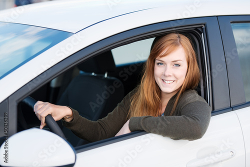 Photo: lächelnde junge frau in ihrem auto lächelnde junge frau in ihrem auto