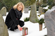 Junge Frau mit Grabkerze