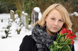 Junge Frau trauert auf Friedhof