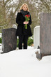 Junge Frau trauert auf Friedhof