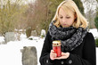 Junge Frau trauert auf Friedhof