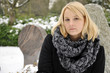 Junge Frau trauert auf Friedhof