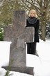 Junge Frau trauert auf Friedhof