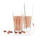 zwei gläser schokoladen milch mit schokoladenbohnen