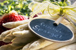 Frischer Spargel mit Erdbeeren