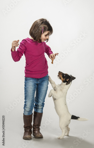 Photo: Bambina premia il suo cane Bambina premia il suo cane