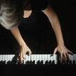 Foto: Piano keys pianist hands playing Piano keys pianist hands playing