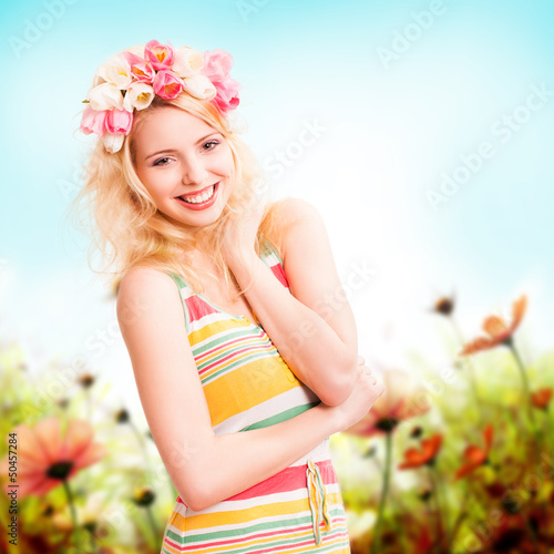 Photo: junge blonde Frau mit Tulpenkopfschmuck junge blonde Frau mit Tulpenkopfschmuck