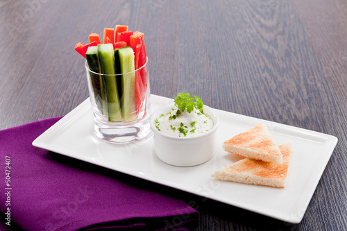 Photo: Frisches Gemüse im Glas mit Dipp aus frischkäse und toastbrot Frisches Gemüse im Glas mit Dipp aus frischkäse und toastbrot