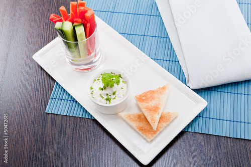 Photo: Frisches Gemüse im Glas mit Dipp aus frischkäse und toastbrot Frisches Gemüse im Glas mit Dipp aus frischkäse und toastbrot