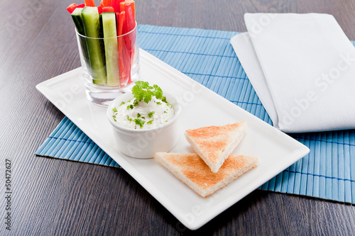 Photo: Frisches Gemüse im Glas mit Dipp aus frischkäse und toastbrot Frisches Gemüse im Glas mit Dipp aus frischkäse und toastbrot
