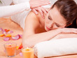 junge frau bei einer rücken nacken massage