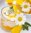Sommerleichtes Dessert: Mangojoghurt, Mangos und Margeriten