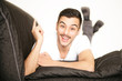 junger Mann auf dem Sofa