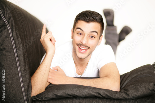 Photo: junger Mann auf dem Sofa junger Mann auf dem Sofa
