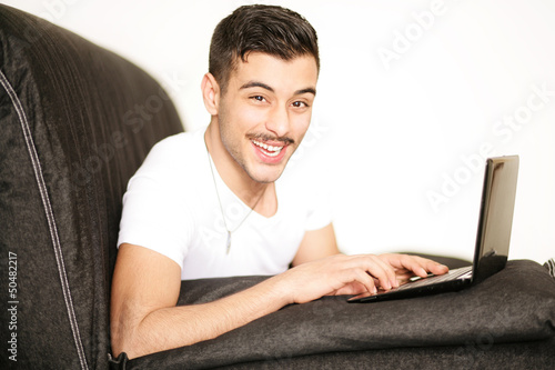 Photo: junger Mann auf dem Sofa junger Mann auf dem Sofa