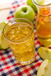 Apfelschorle im Glas mit Eiswürfeln