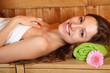 junge Frau in der Sauna 2