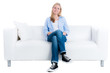 blonde frau sitzt entspannt auf dem sofa