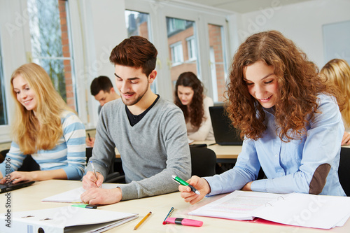 Photo: Studenten im Kurs einer Universität beim Lernen Studenten im Kurs einer Universität beim Lernen
