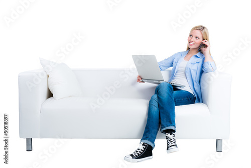 Photo: junge frau telefoniert und schaut ins internet junge frau telefoniert und schaut ins internet