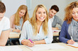Glückliche Studenten lernen an Fachhochschule