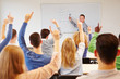 Studenten melden sich im Seminar