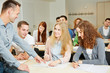 Dozent hilft Studenten im Seminar