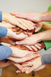 Team stapelt viele Hände zur Motivation