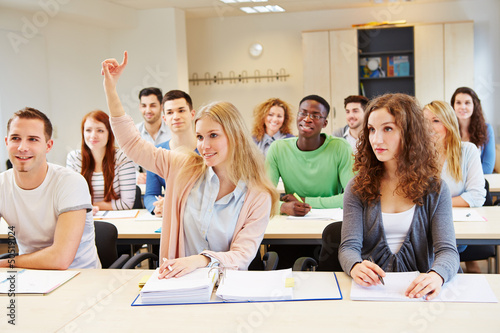 Photo: Schülerin hebt Hand in der Schule Schülerin hebt Hand in der Schule