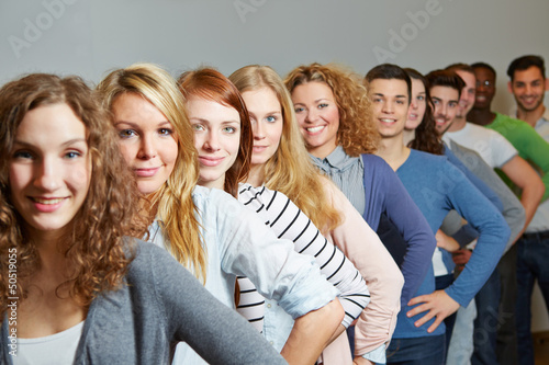 Photo: Viele Jugendliche in einer Reihe Viele Jugendliche in einer Reihe