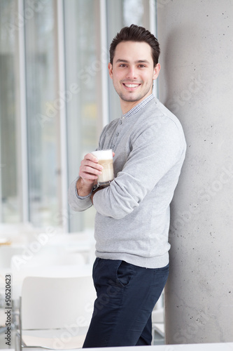 Photo: mann im cafe mann im cafe