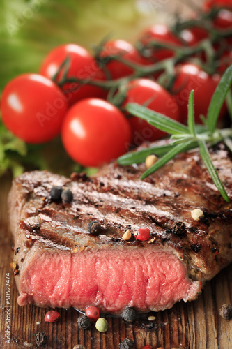 Photo: angeschnittenes Rindersteak angeschnittenes Rindersteak
