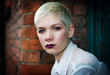 Foto: Pretty young female in urban scene portrait Pretty young female in urban scene portrait