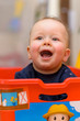 lachendes Baby sitzt in Kiste