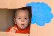 Foto: staunendes Baby in Karton staunendes Baby in Karton