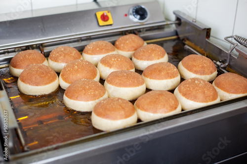 Photo: frittierte berliner in der backstube frittierte berliner in der backstube