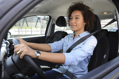 Photo: Jeune femme conduisant une voiture Jeune femme conduisant une voiture