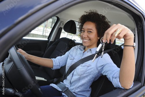 Photo: Jeune femme conduisant une voiture Jeune femme conduisant une voiture