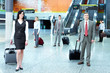 Foto: Group of business people in airport. Group of business people in airport.