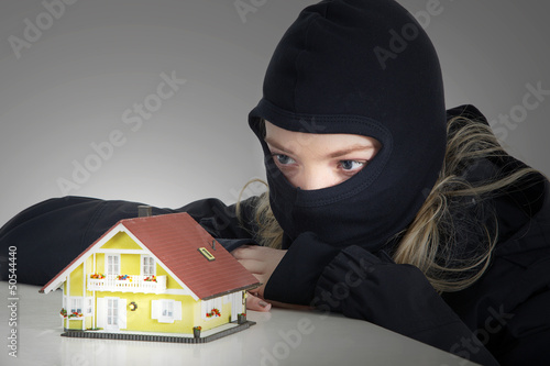 Photo: Junge Einbrecherin mit Maske lauert auf Haus Einbruch Junge Einbrecherin mit Maske lauert auf Haus Einbruch