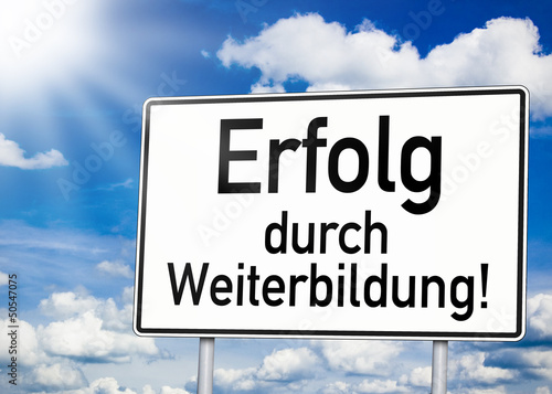 Photo: Schild mit Erfolg durch Weiterbildung Schild mit Erfolg durch Weiterbildung