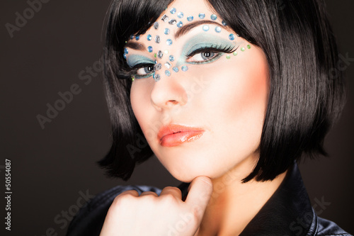 Photo: junge sexy Frau mit Strassstein-Makeup junge sexy Frau mit Strassstein-Makeup