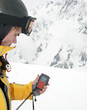 Skifahrer mit LVS-Gerät